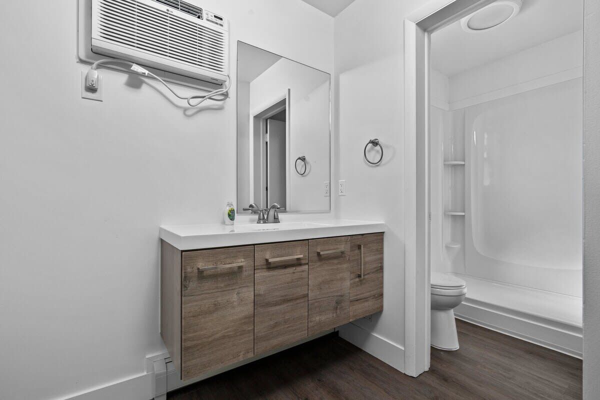 Bathtub, shampoo
