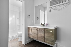 Bathtub, shampoo - Peninsula One Apartments Unit 15 (Traverse City)