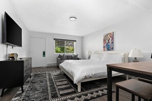 Travel cot, WiFi, bed sheets - Peninsula One Apartments Unit 15 (Traverse City)