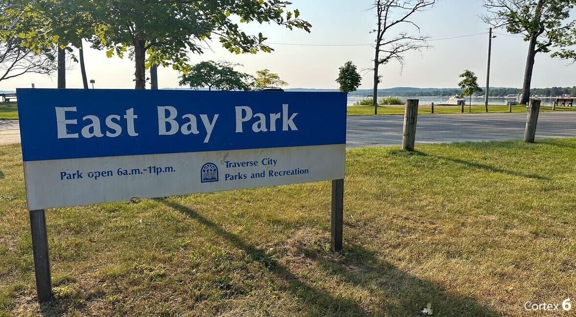 Un panneau indiquant les heures d’ouverture du parc East Bay : de 6 h à 23 h.