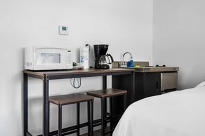 Travel cot, WiFi, bed sheets