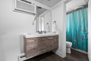 Bathtub, shampoo - Peninsula One Apartments Unit 24 (Traverse City)