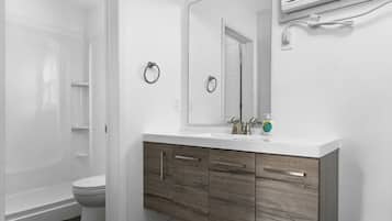 Bathtub, shampoo