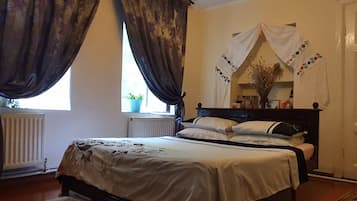 1 slaapkamer, een strijkplank/strijkijzer, wifi, beddengoed