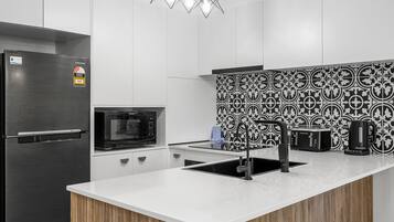 Standard Apartment | Private kitchen | Full-size fridge, microwave, oven, stovetop