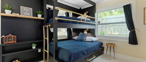 4 chambres, fer et planche à repasser, lit de bébé portatif, Wi-Fi