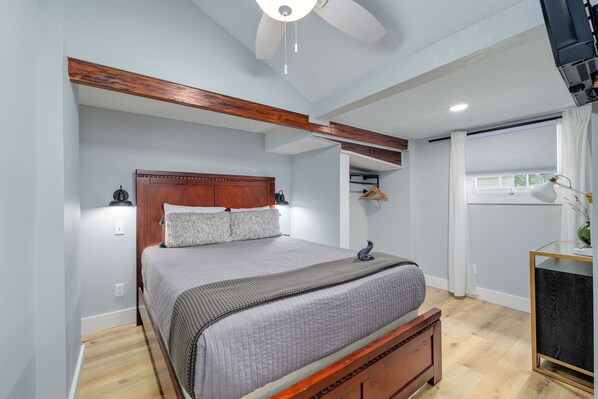 2 bedrooms, desk, iron/ironing board, WiFi