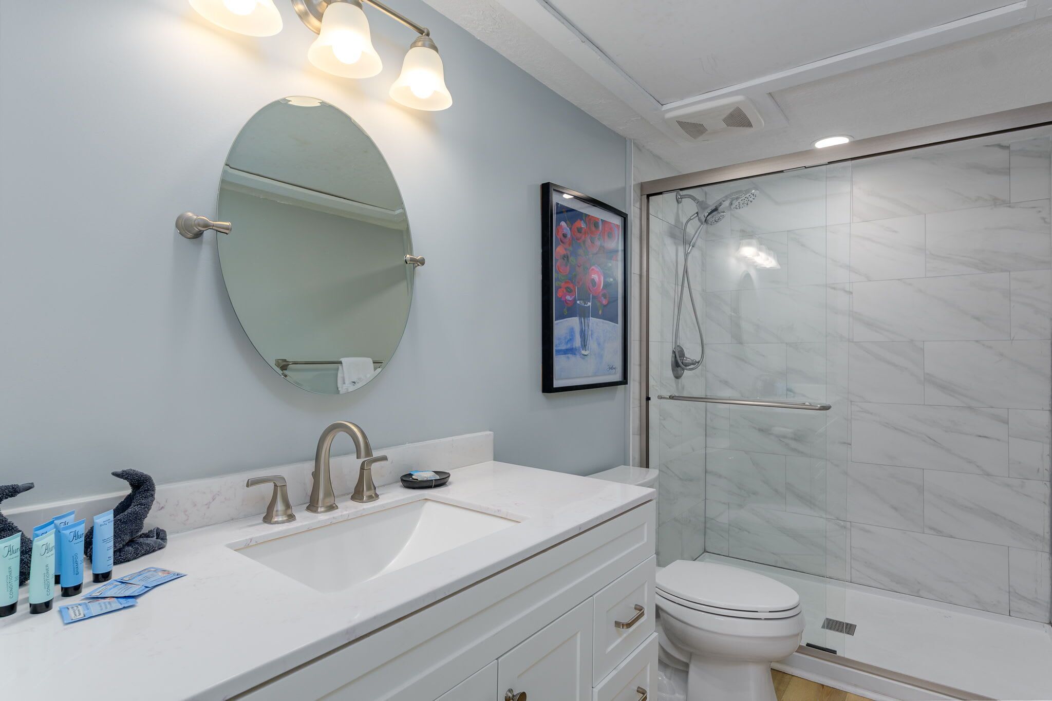 Een douche, een haardroger, handdoeken