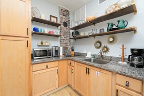 Réfrigérateur, four à micro-ondes, surface de cuisson, cafetière-théière