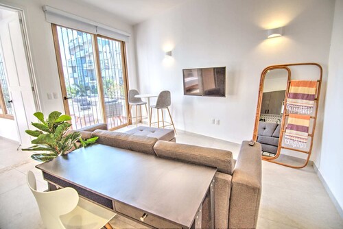 3 Blocks to Beach with Private Terrace & Grill