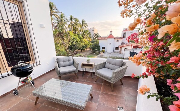 Terrace/patio - 3 Blocks to Beach with Private Terrace & Grill (Bucerías)