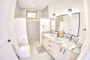 Shower, hair dryer, towels, shampoo - 3 Blocks to Beach with Private Terrace & Grill (Bucerías)