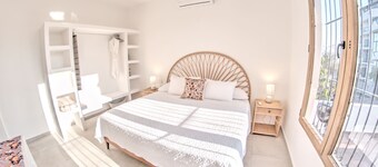3 Blocks to Beach with Private Terrace & Grill