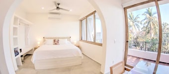 Oceanview Studio 3.5 Blocks to Beach