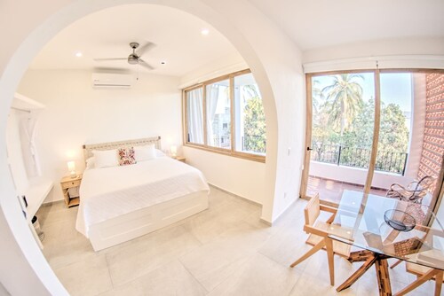 Oceanview Studio 3.5 Blocks to Beach