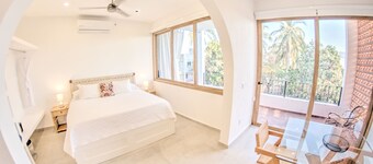 Oceanview Studio 3.5 Blocks to Beach