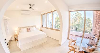 Oceanview Studio 3.5 Blocks to Beach