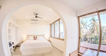 Oceanview Studio 3.5 Blocks to Beach