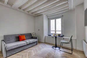 TV - New & Designed Studio well Equipped-Heart of Paris (Paris)
