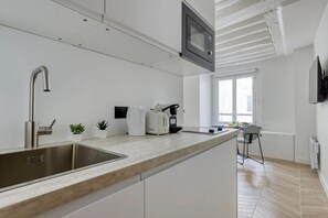 Fridge, microwave, stovetop, coffee/tea maker - New & Designed Studio well Equipped-Heart of Paris (Paris)