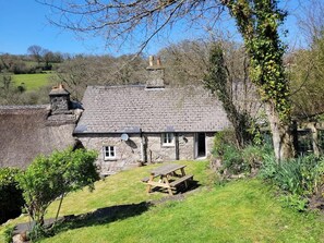Outdoor dining - The Old Post Office. A cosy rural gem -  Dartmoor (Ponsworthy)