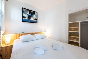 Iron/ironing board, internet, bed sheets