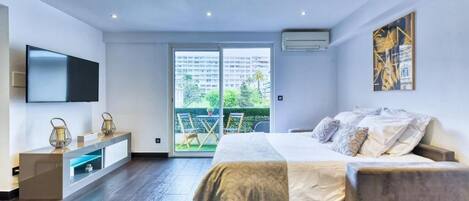 Een strijkplank/strijkijzer, internet, beddengoed