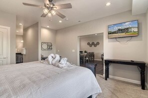 3 Schlafzimmer, Schreibtisch, Bügeleisen/Bügelbrett, Reisekinderbett