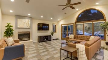 Een televisie en een open haard