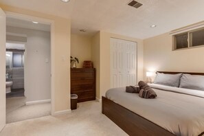 5 Schlafzimmer, Schreibtisch, Bügeleisen/Bügelbrett, WLAN