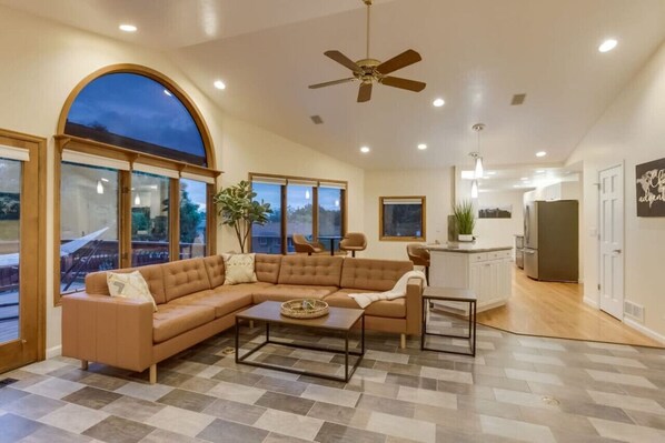 Televisión y chimenea