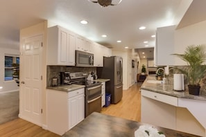 Réfrigérateur, four à micro-ondes, un four, surface de cuisson