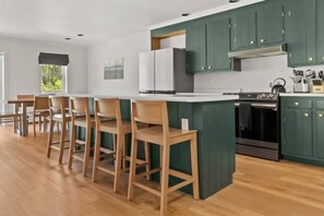 Fridge, oven, stovetop, dishwasher