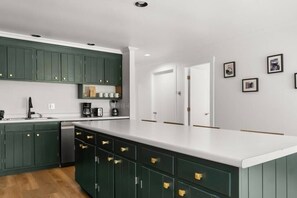 Kühlschrank, Ofen, Herdplatte, Geschirrspüler