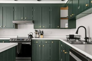 ثلاجة، فرن، موقد طهي مسطح، غسالة أطباق