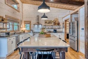 Fridge, microwave, oven, stovetop - Turkey Ridge – Secluded Getaway: Hot Tub & Games (Blue Ridge Mountains)