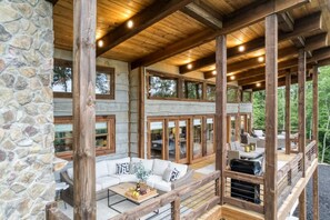 Outdoor dining - Turkey Ridge – Secluded Getaway: Hot Tub & Games (Blue Ridge Mountains)