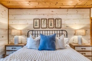 3 bedrooms, iron/ironing board, WiFi, bed sheets - Turkey Ridge – Secluded Getaway: Hot Tub & Games (Blue Ridge Mountains)