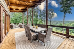 Outdoor dining - Turkey Ridge – Secluded Getaway: Hot Tub & Games (Blue Ridge Mountains)