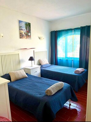 2 habitaciones, tabla de planchar con plancha, cuna de viaje y wifi 