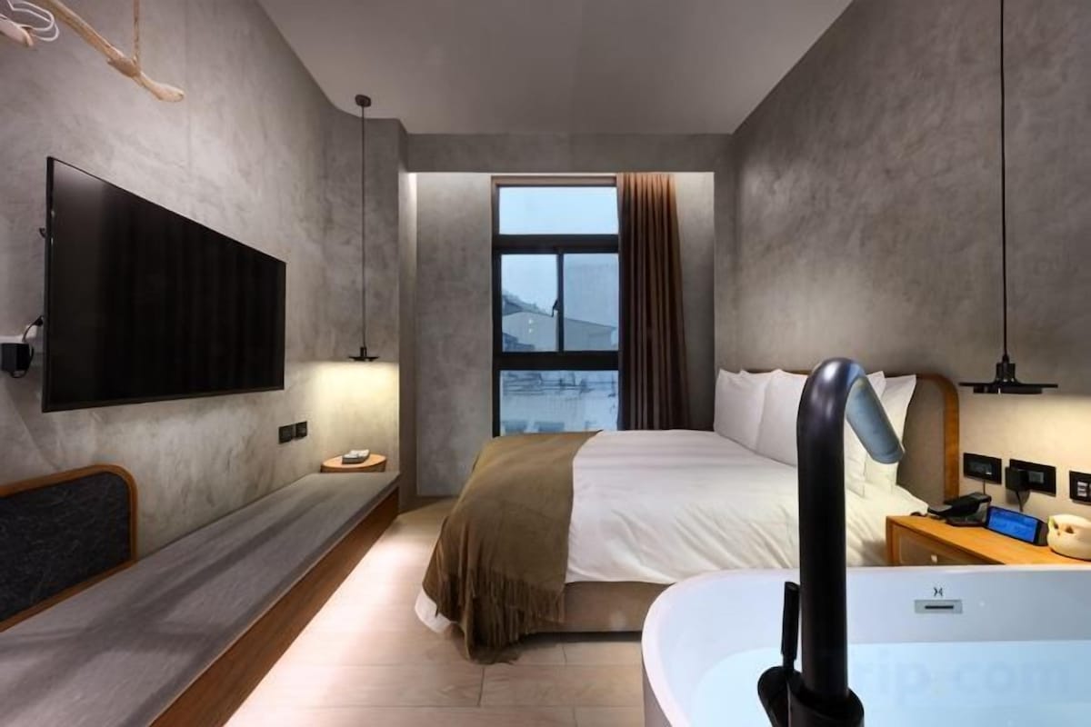 Premium bedding, down comforters, minibar, soundproofing