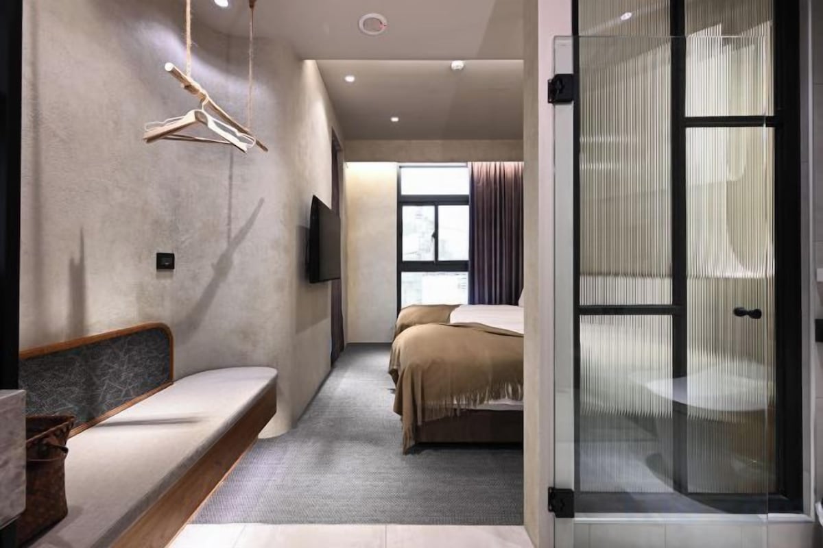 Premium bedding, down comforters, minibar, soundproofing