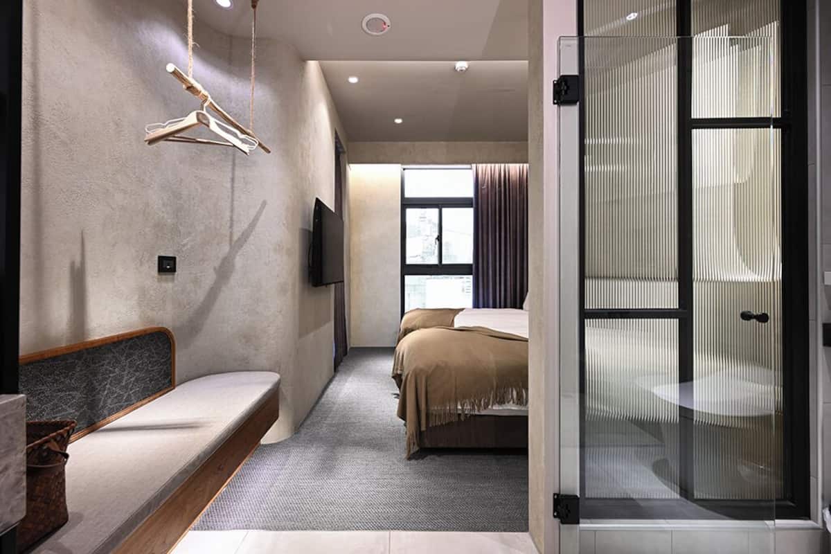 Habitación de diseño doble | Ropa de cama de alta calidad, edredones de plumas, minibar