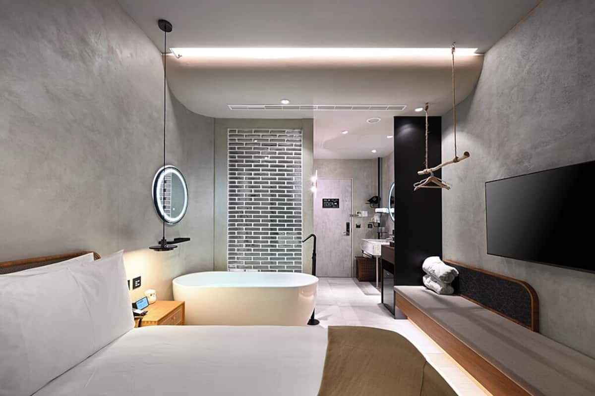 Habitación de luna de miel | Ropa de cama de alta calidad, edredones de plumas, minibar