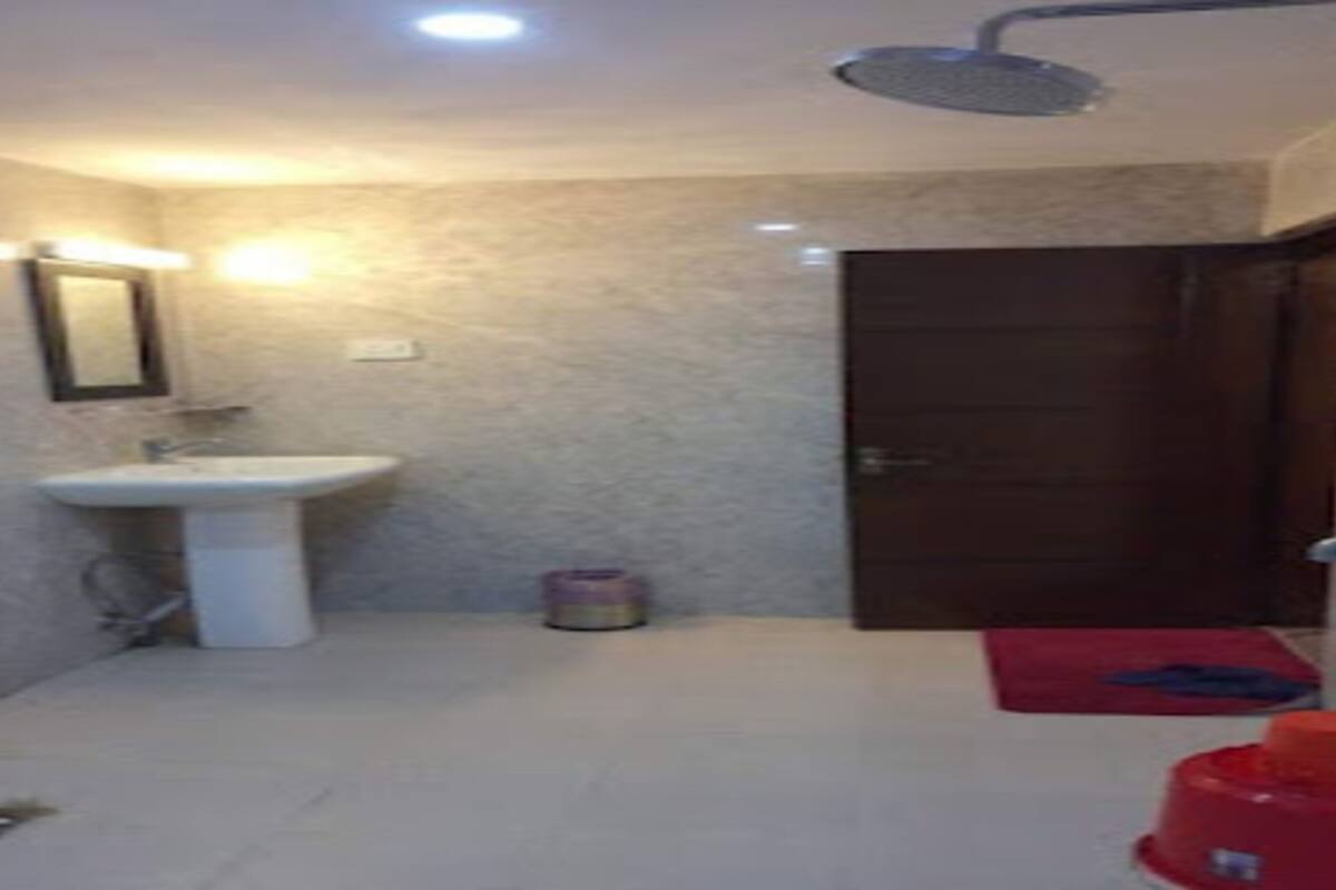 deluxe room | bathroom | shower, rainfall showerhead, towels, soap