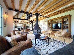 Tv, eldstad och böcker