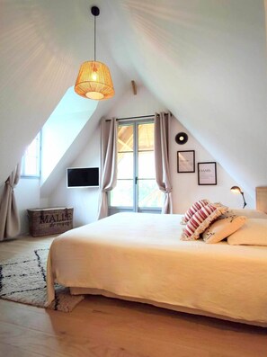 4 bedrooms, iron/ironing board, travel cot, bed sheets