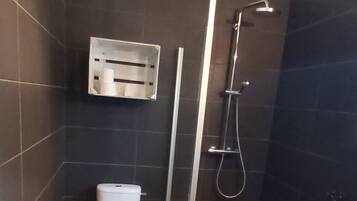 Douche, serviettes fournies, savon, shampoing