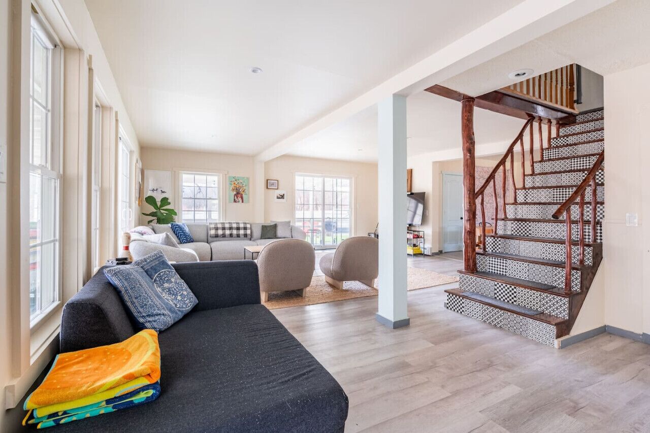 Una televisión, una chimenea