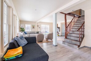 TV, fireplace - Beaver Cottage - Waterfront, Hot Tub, Fire Pit, Group House (Livingston Manor)